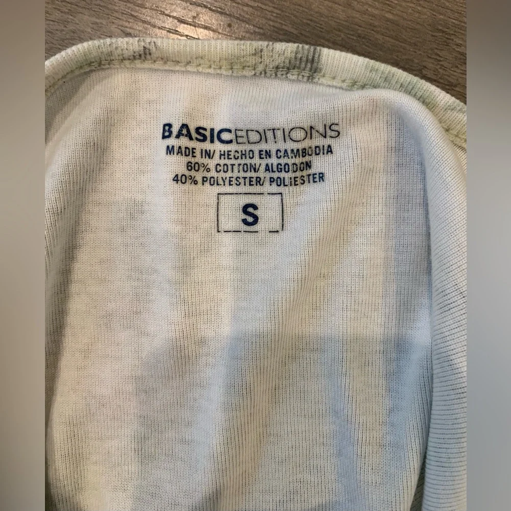 Cream and White graphic tea size small - Picture 6 of 6